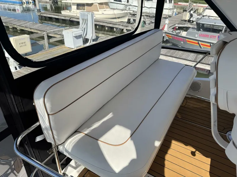 Slide: The Image of Sea Ray 550 Sedan Bridge 1998 - 8