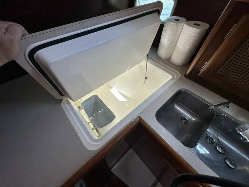 Slide: The Image of Beneteau 1999 - 24