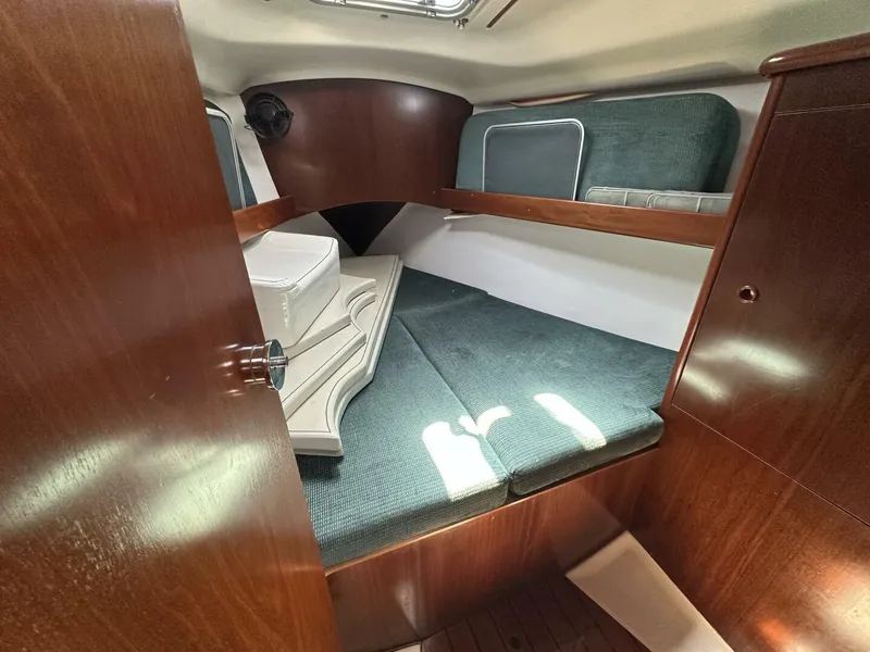 Slide: The Image of Beneteau 1999 - 32