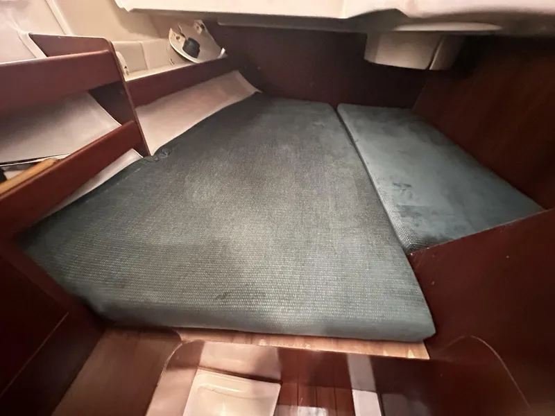 Slide: The Image of Beneteau 1999 - 34