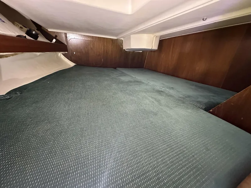 Slide: The Image of Beneteau 1999 - 35