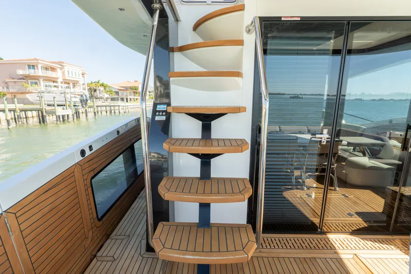 Slide: The Image of Galeon 560 FLY 2024 - 18