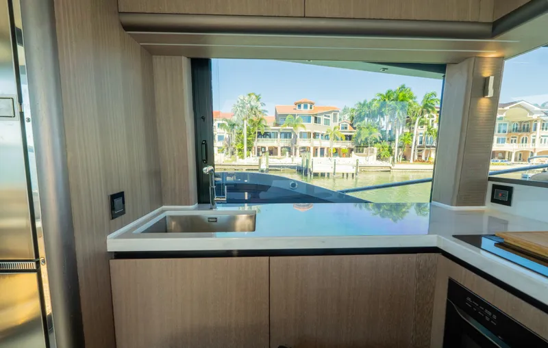 Slide: The Image of Galeon 560 FLY 2024 - 32