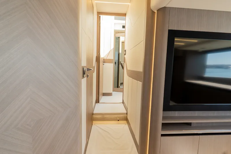 Slide: The Image of Galeon 560 FLY 2024 - 43