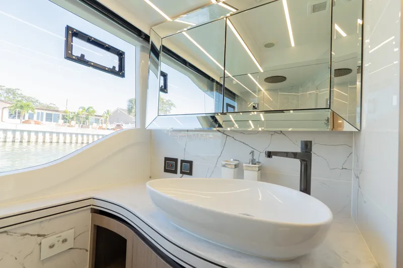 Slide: The Image of Galeon 560 FLY 2024 - 49