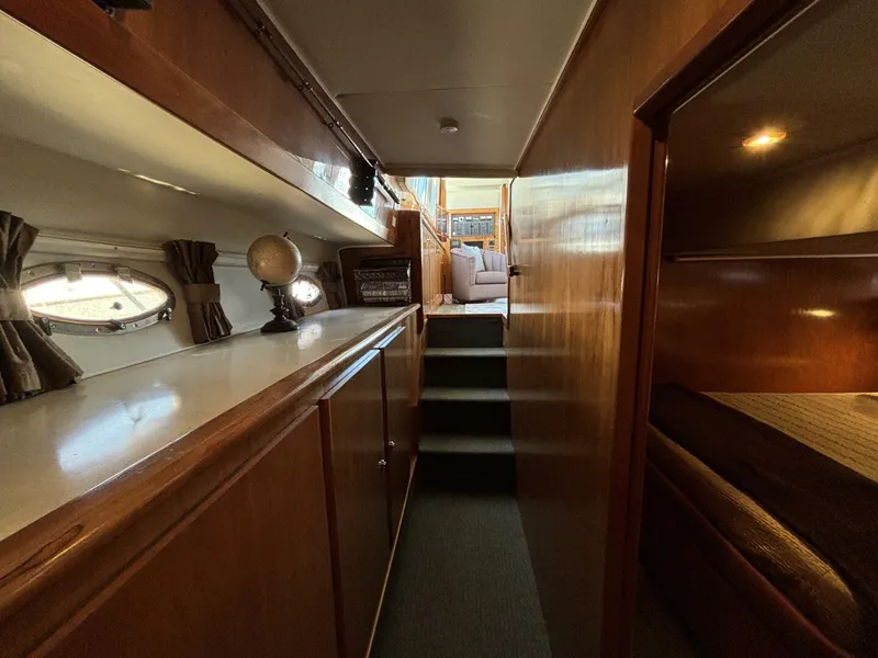 Slide: The Image of Navigator 4400 pilot house 2004 - 16