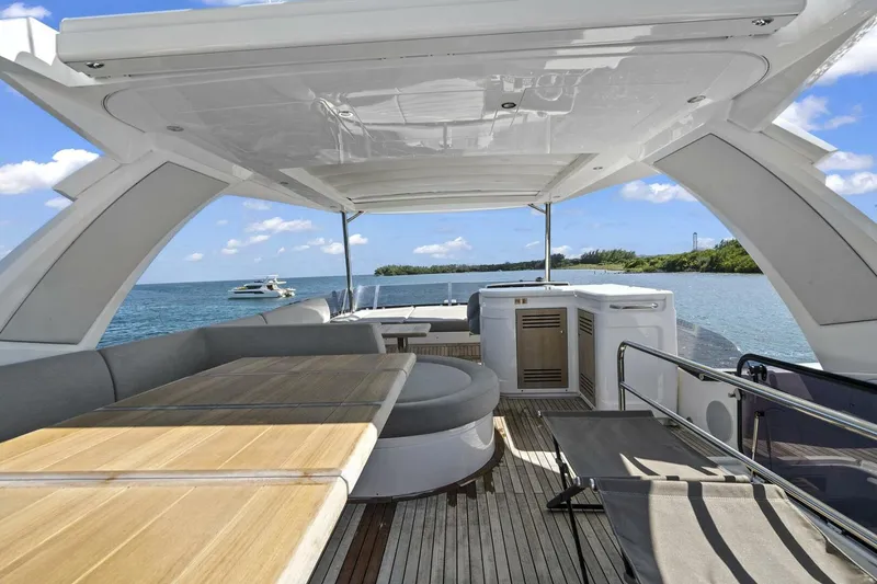 Slide: The Image of Sunseeker Manhattan 66 2019 - 11