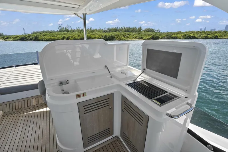Slide: The Image of Sunseeker Manhattan 66 2019 - 12