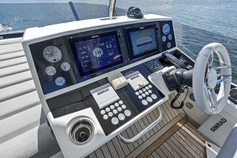 Slide: The Image of Sunseeker Manhattan 66 2019 - 13