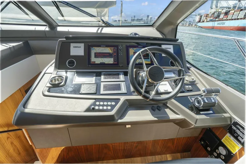 Slide: The Image of Sunseeker Manhattan 66 2019 - 17