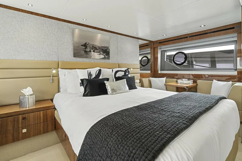 Slide: The Image of Sunseeker Manhattan 66 2019 - 21