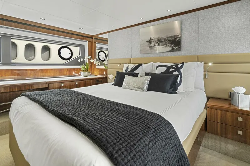 Slide: The Image of Sunseeker Manhattan 66 2019 - 22