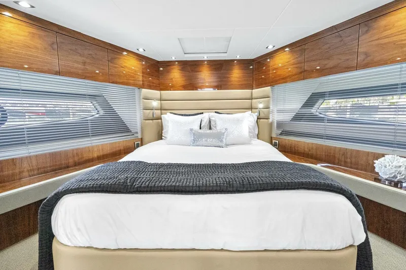 Slide: The Image of Sunseeker Manhattan 66 2019 - 23