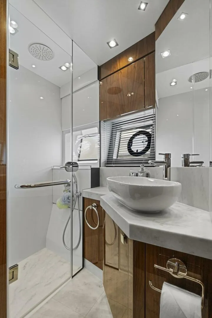 Slide: The Image of Sunseeker Manhattan 66 2019 - 26