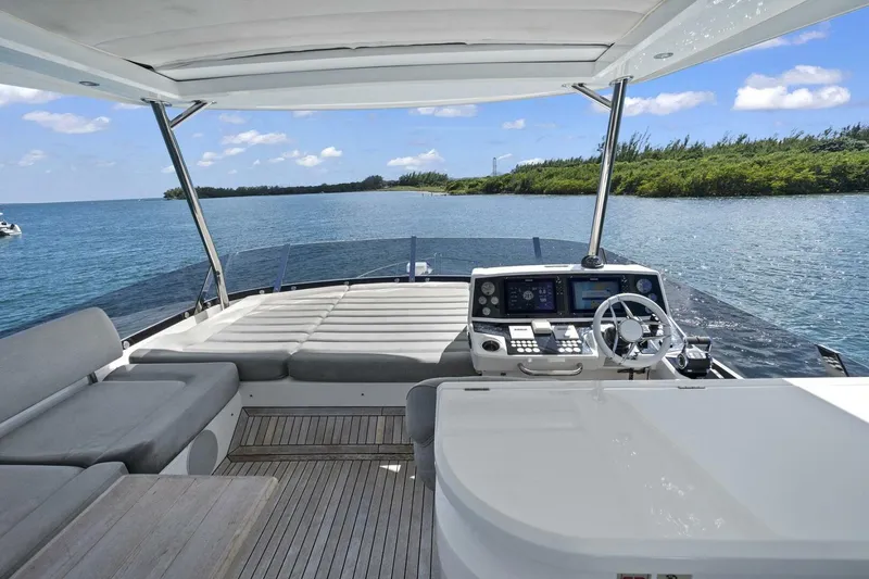 Slide: The Image of Sunseeker Manhattan 66 2019 - 9