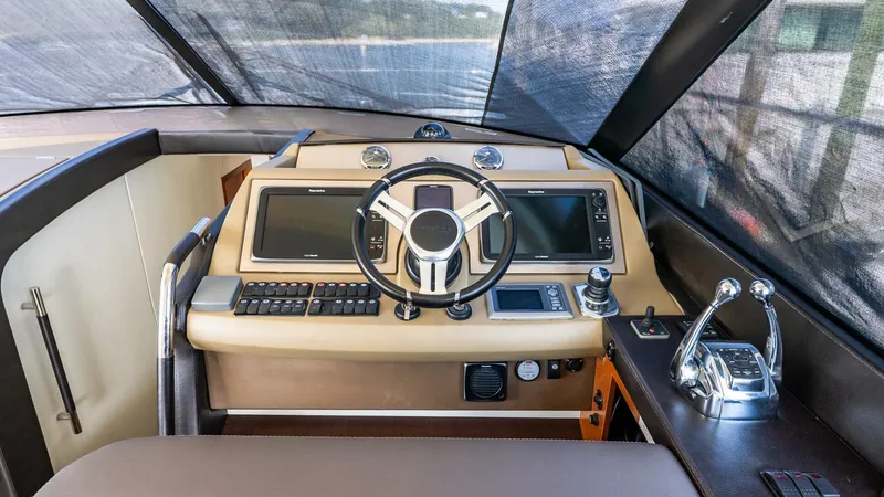 Slide: The Image of Prestige 550 Flybridge 2014 - 32