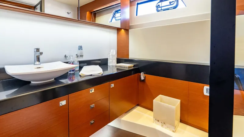 Slide: The Image of Prestige 550 Flybridge 2014 - 44