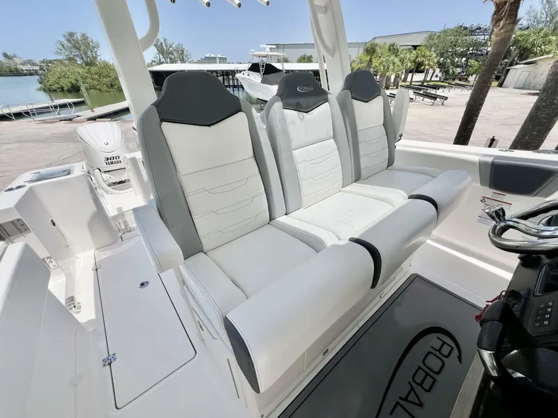 Slide: The Image of Robalo R360 2021 - 10