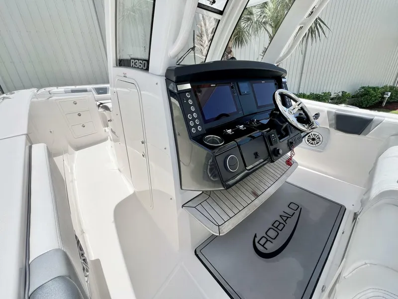 Slide: The Image of Robalo R360 2021 - 11