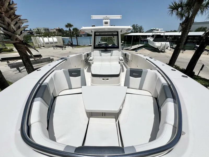 Slide: The Image of Robalo R360 2021 - 14