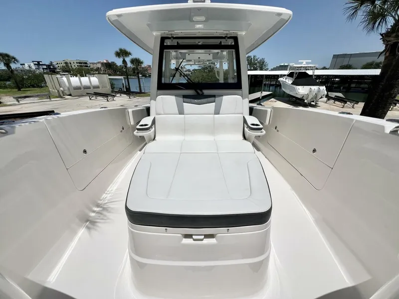 Slide: The Image of Robalo R360 2021 - 15