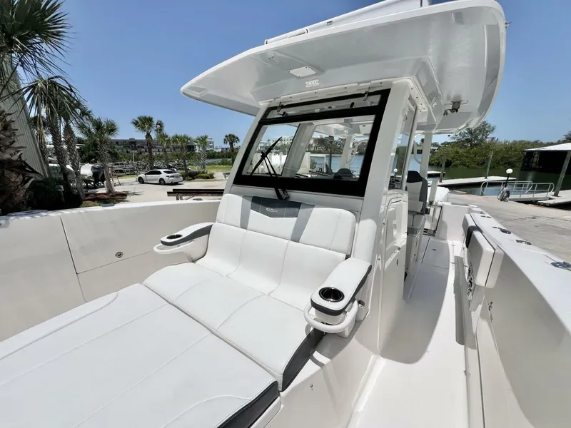 Slide: The Image of Robalo R360 2021 - 16