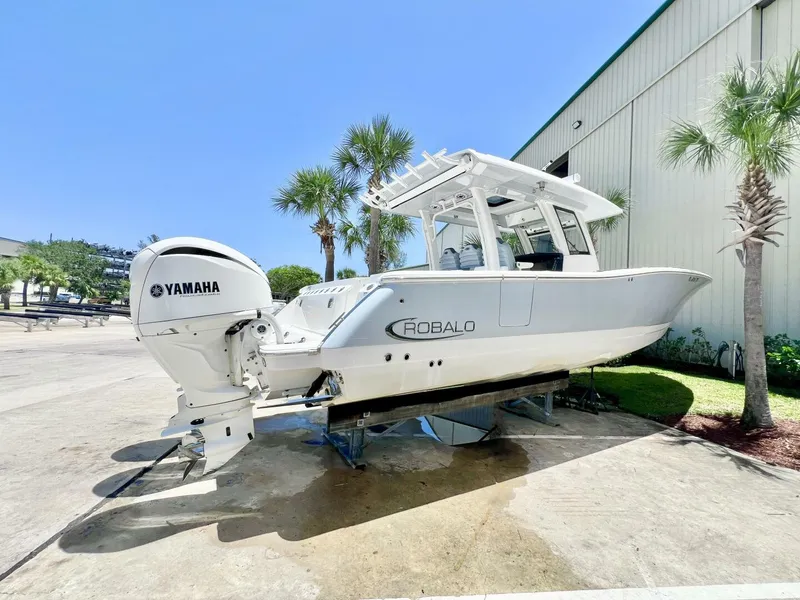 Slide: The Image of Robalo R360 2021 - 3