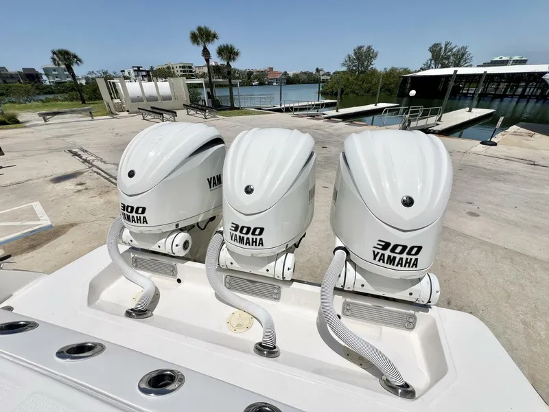 Slide: The Image of Robalo R360 2021 - 4