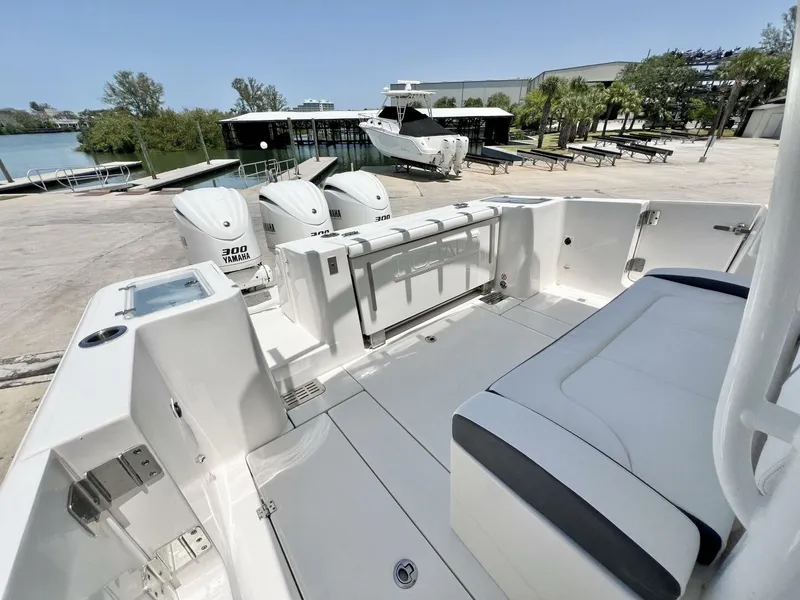 Slide: The Image of Robalo R360 2021 - 5