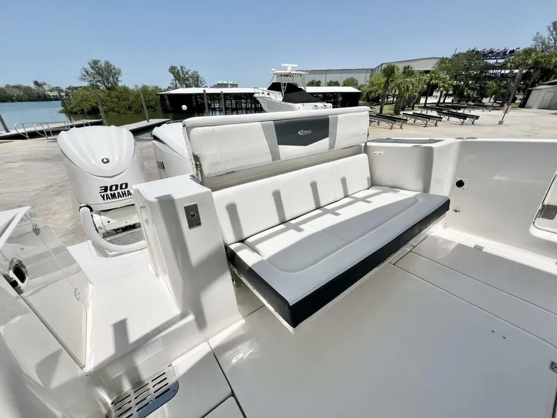 Slide: The Image of Robalo R360 2021 - 6