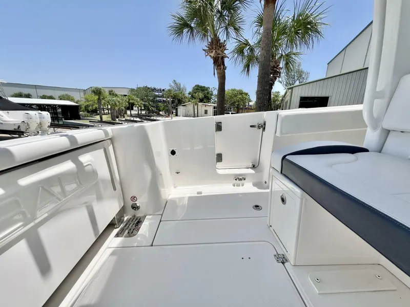 Slide: The Image of Robalo R360 2021 - 7