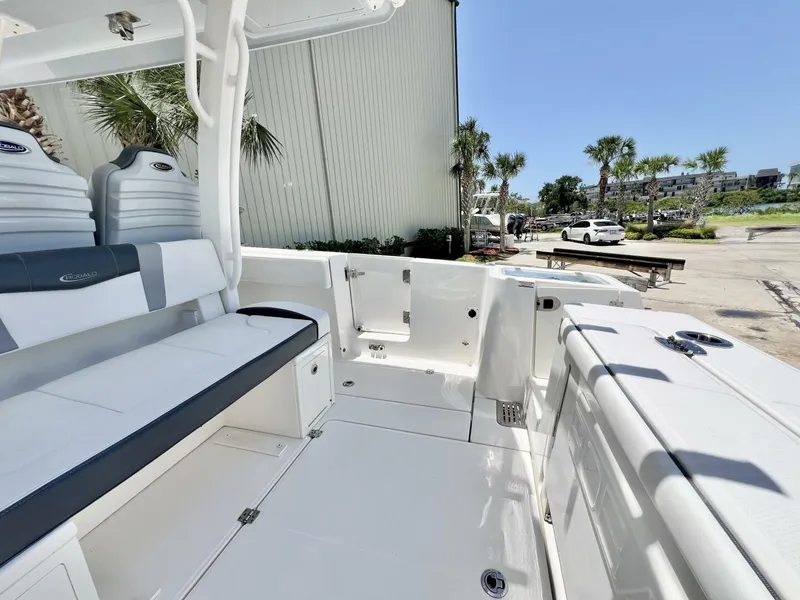 Slide: The Image of Robalo R360 2021 - 9