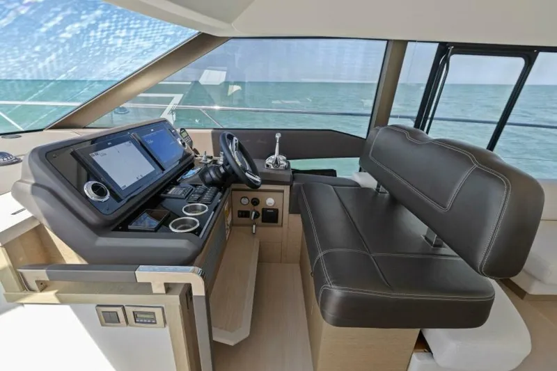 Slide: The Image of Prestige 590 Flybridge 2022 - 18