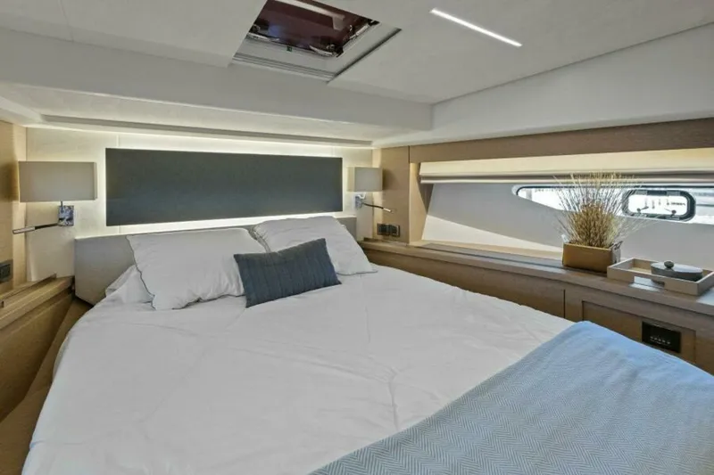 Slide: The Image of Prestige 590 Flybridge 2022 - 31