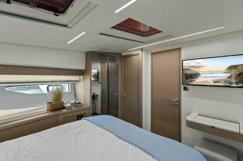 Slide: The Image of Prestige 590 Flybridge 2022 - 33