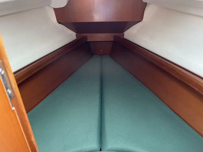Slide: The Image of Beneteau 2003 - 4