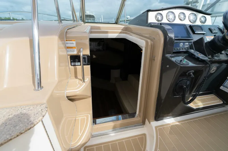 Slide: The Image of Sea Ray 330 Sundancer 2016 - 11