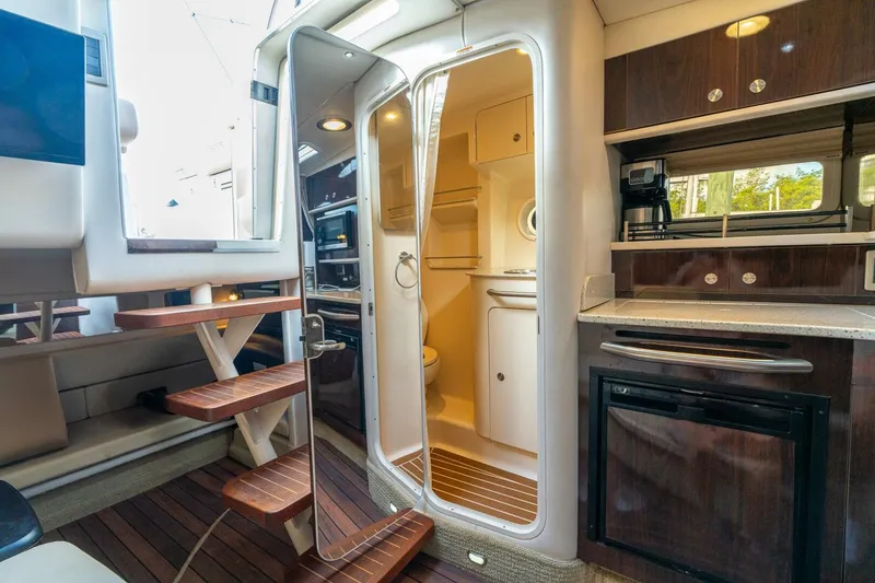 Slide: The Image of Sea Ray 330 Sundancer 2016 - 15