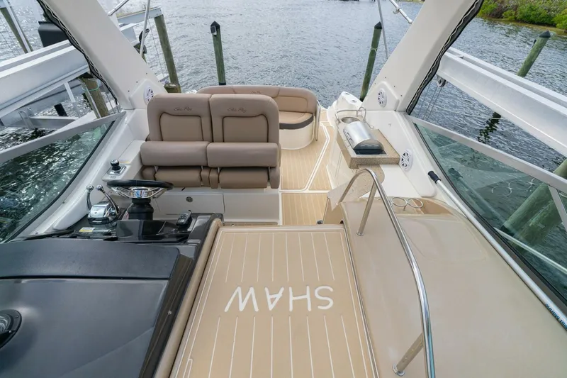 Slide: The Image of Sea Ray 330 Sundancer 2016 - 17