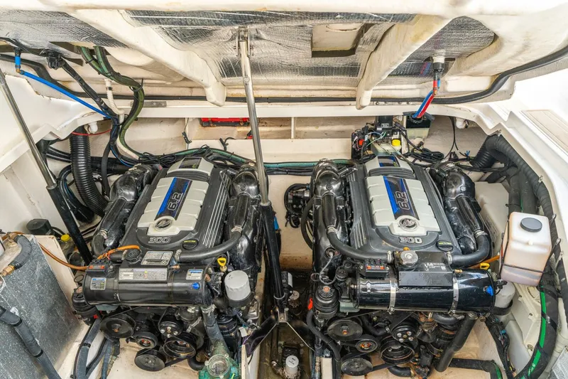 Slide: The Image of Sea Ray 330 Sundancer 2016 - 19