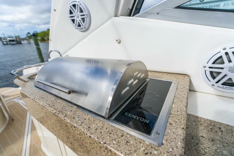 Slide: The Image of Sea Ray 330 Sundancer 2016 - 30