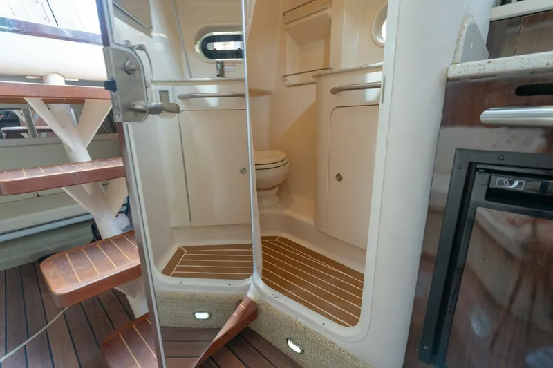 Slide: The Image of Sea Ray 330 Sundancer 2016 - 32