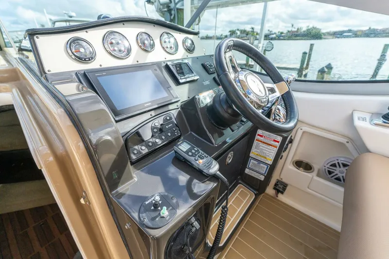 Slide: The Image of Sea Ray 330 Sundancer 2016 - 36