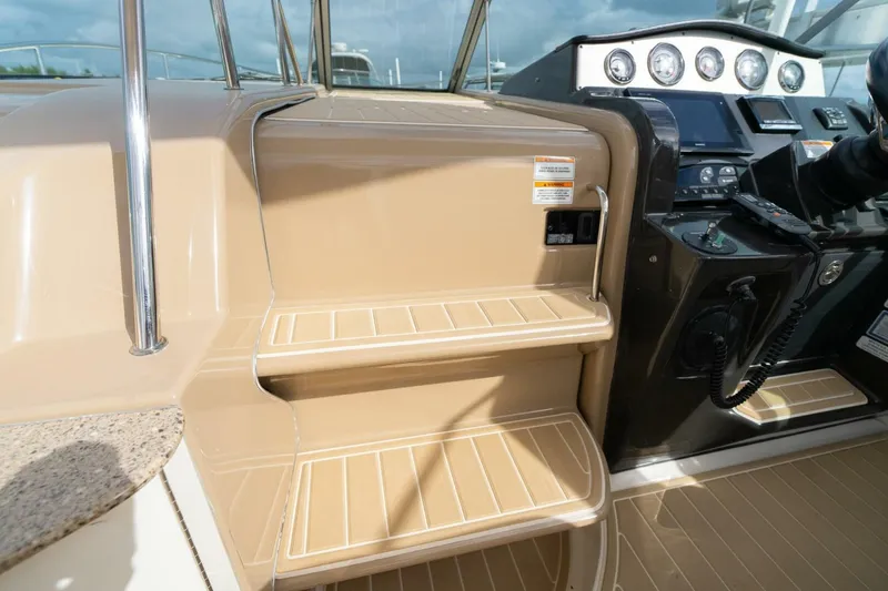 Slide: The Image of Sea Ray 330 Sundancer 2016 - 51