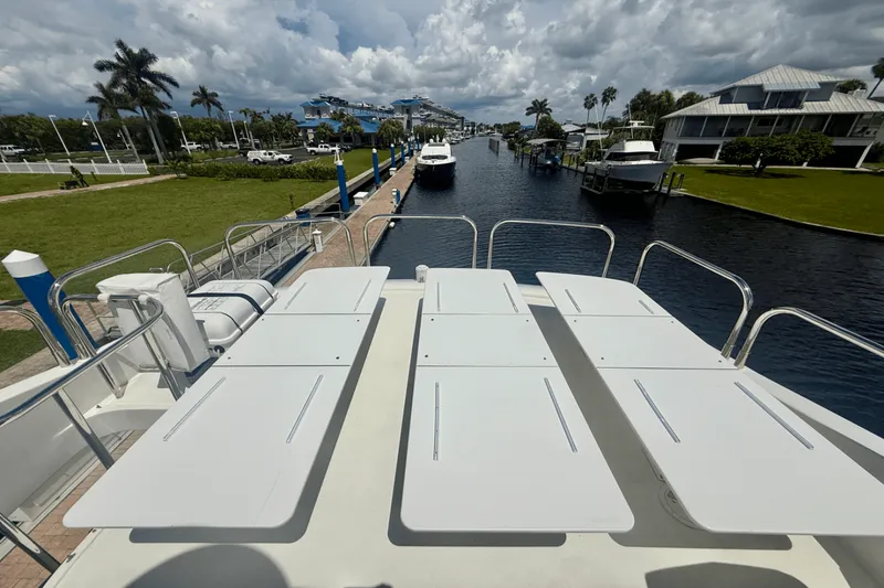 Slide: The Image of 68 FLYBRIDGE 2005 - 10