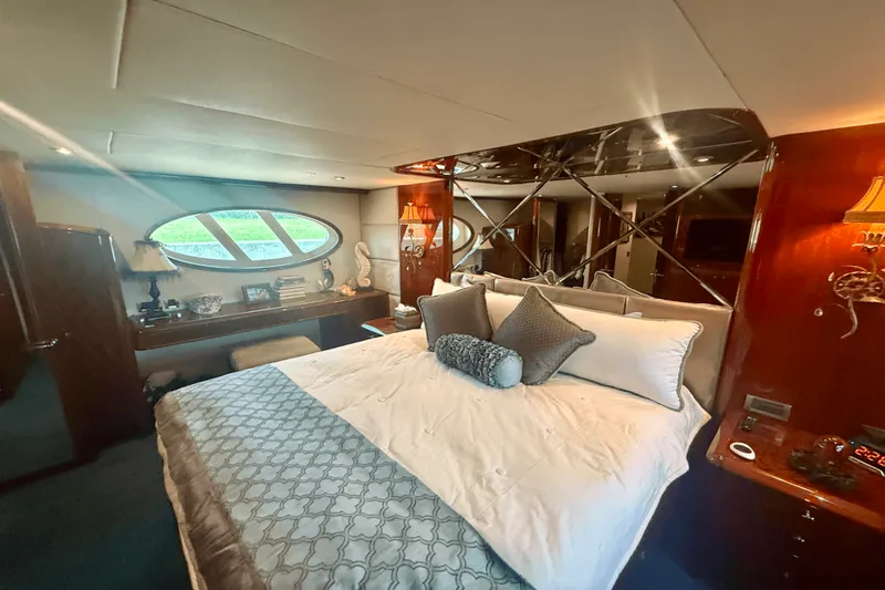 Slide: The Image of 68 FLYBRIDGE 2005 - 25
