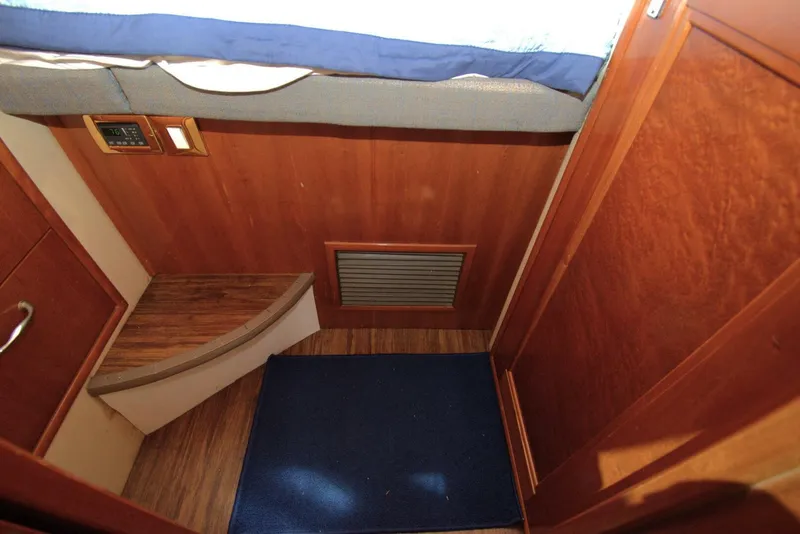 Slide: The Image of Carver Yachts 444 Cockpit Motor Yacht 2005 - 38