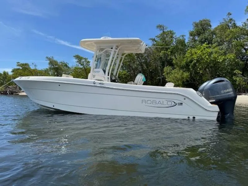 The Image of Robalo R242 Center Console 2021 - 0