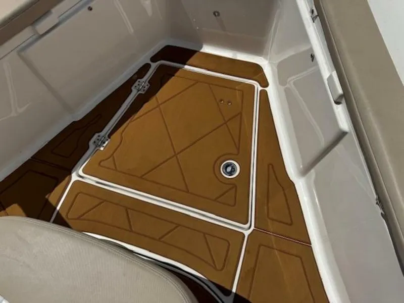 Slide: The Image of Robalo R242 Center Console 2021 - 16