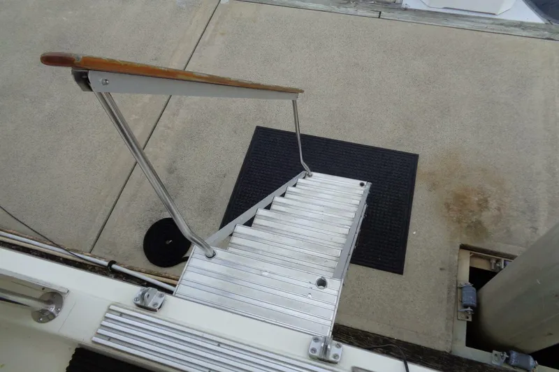 Slide: The Image of Hatteras 70 Cockpit Motor Yacht 1987 - 31